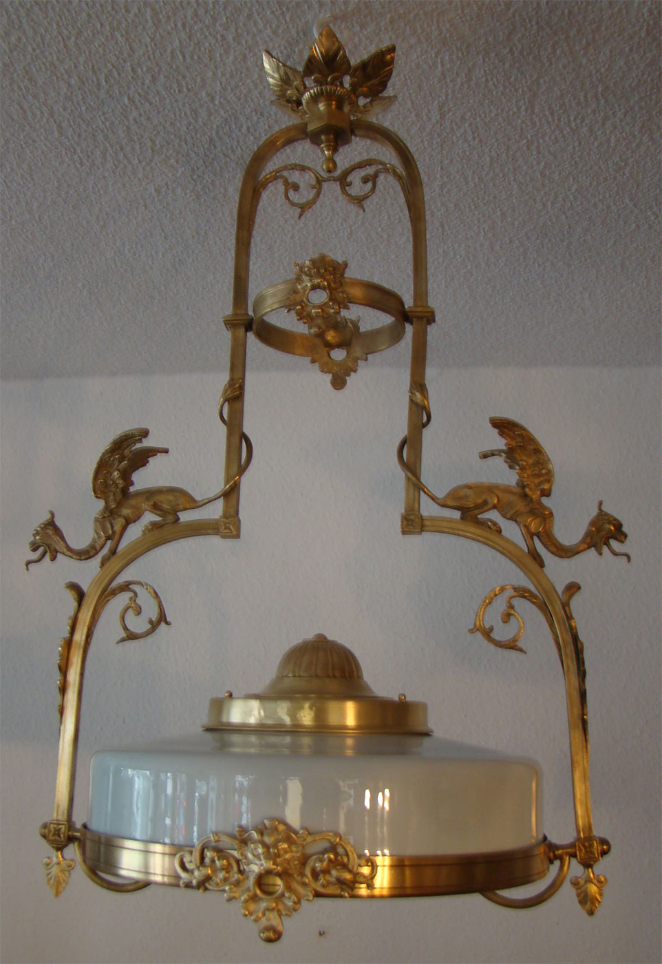 antike Messing Gründerzeit Deckenlampe mit Dämonen Drachen Figuren um 1900