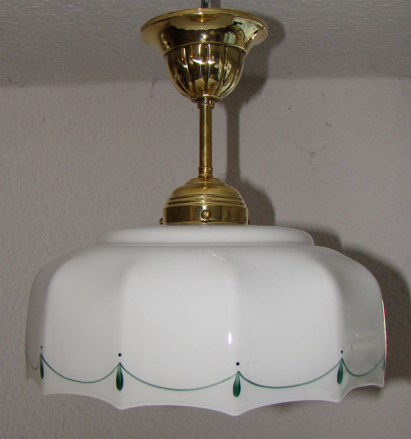 alte antike Messing Küchenlampe mit weißem Glasschirm