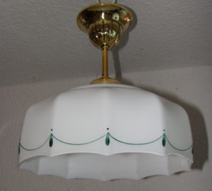 alte antike Messing Küchenlampe mit weißem Glasschirm