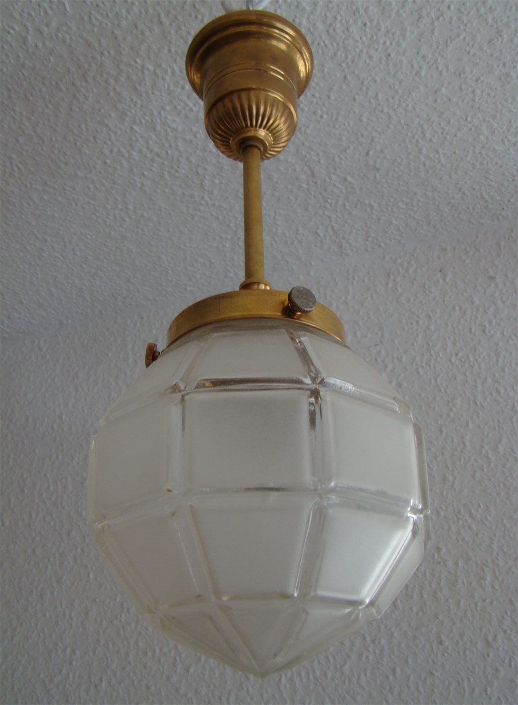 antike Messing Flurlampe mit Kugel Glasschirm