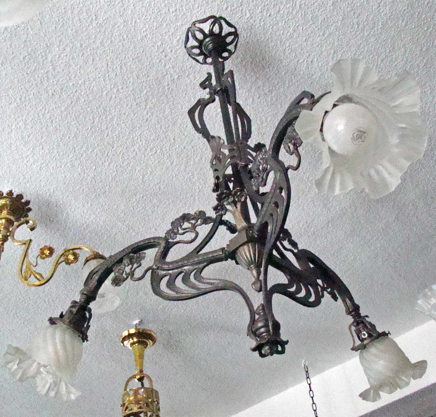gusseiserne antike Jugendstil Deckenlampe mit 3 Glasschirmen