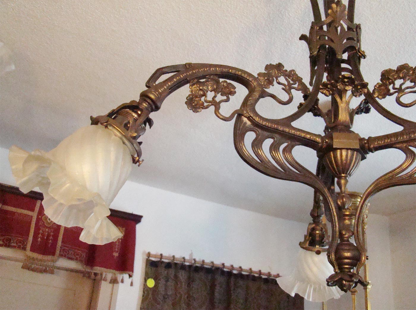 gusseiserne antike Jugendstil Deckenlampe mit 3 Glasschirmen