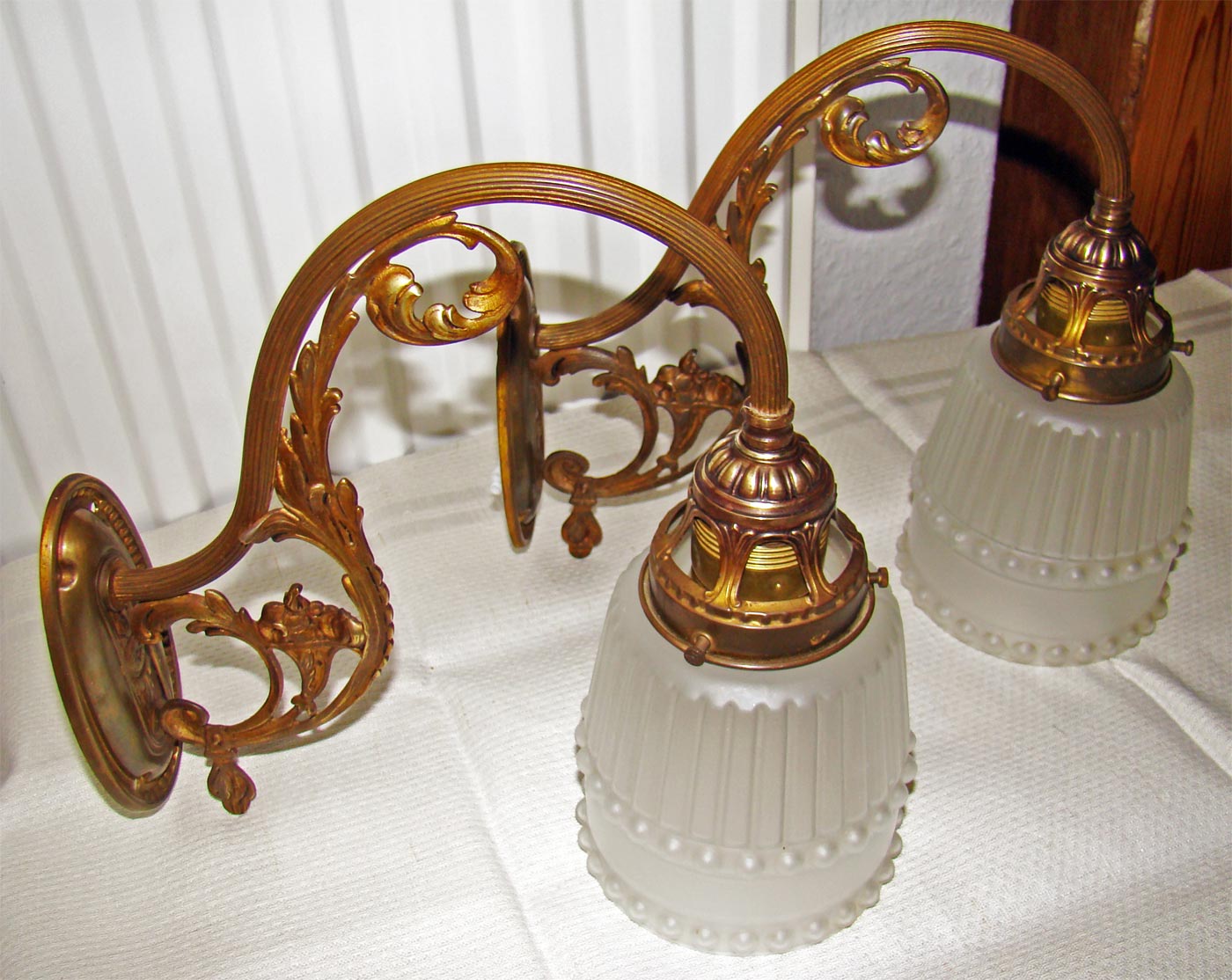 2 antike Jugendstil Wandlampen (1 Paar) Messing mit Glasschirmen
