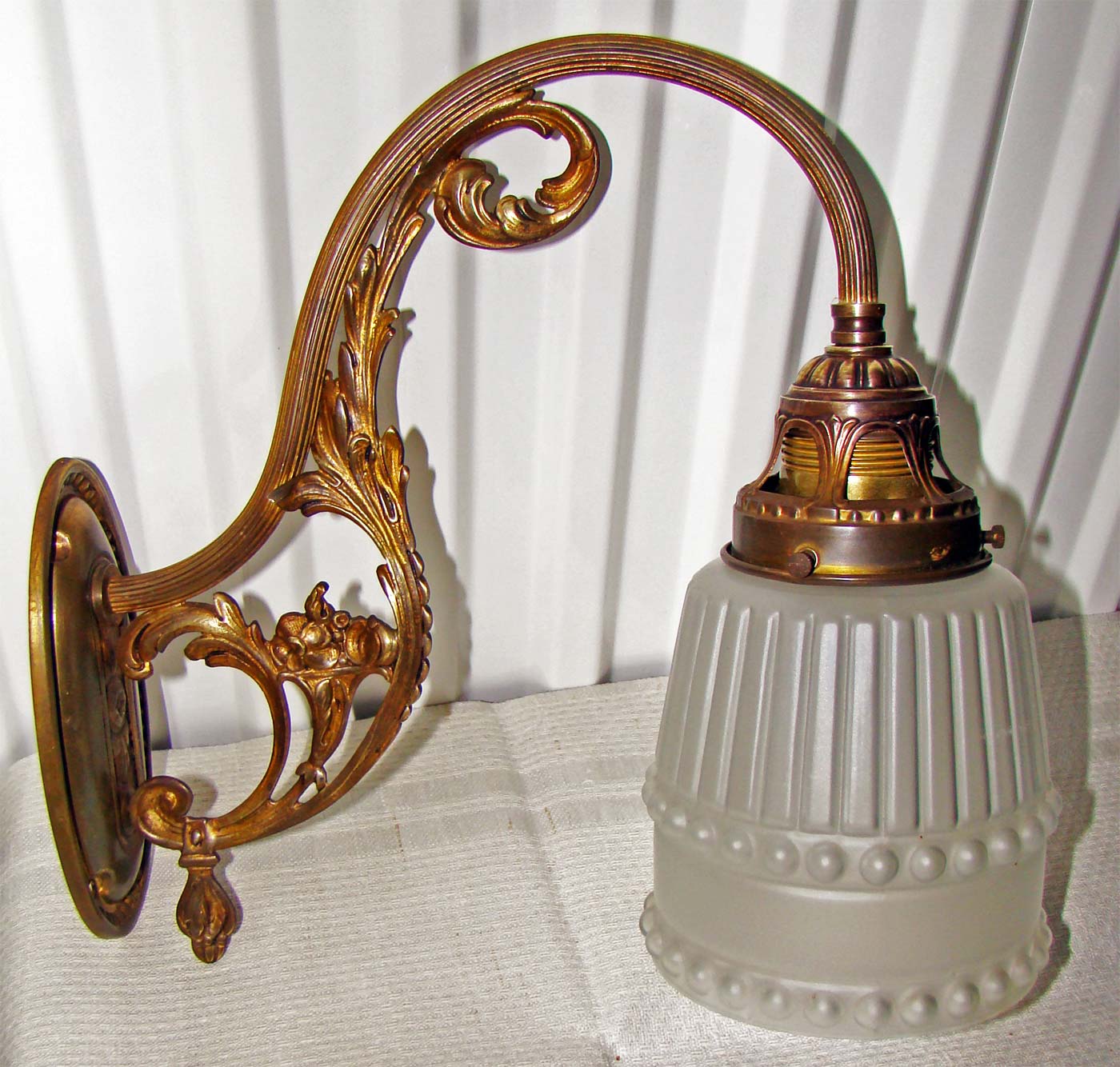 2 antike Jugendstil Wandlampen (1 Paar) Messing mit Glasschirmen